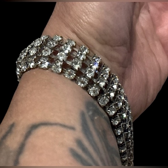 Elegant Silver Rhinestone Bracelet - Picture 4 of 9